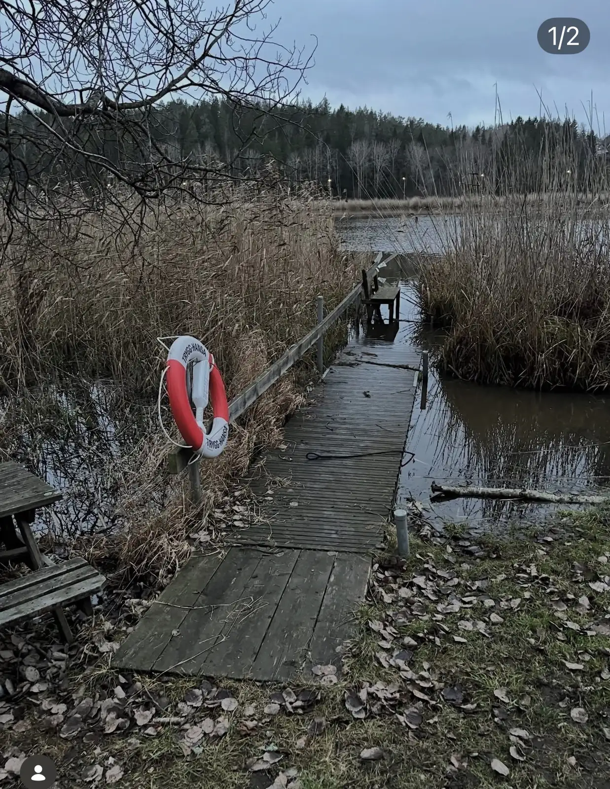 Sliten befintlig brygga vid sjötomt i Österåker inför bedömning