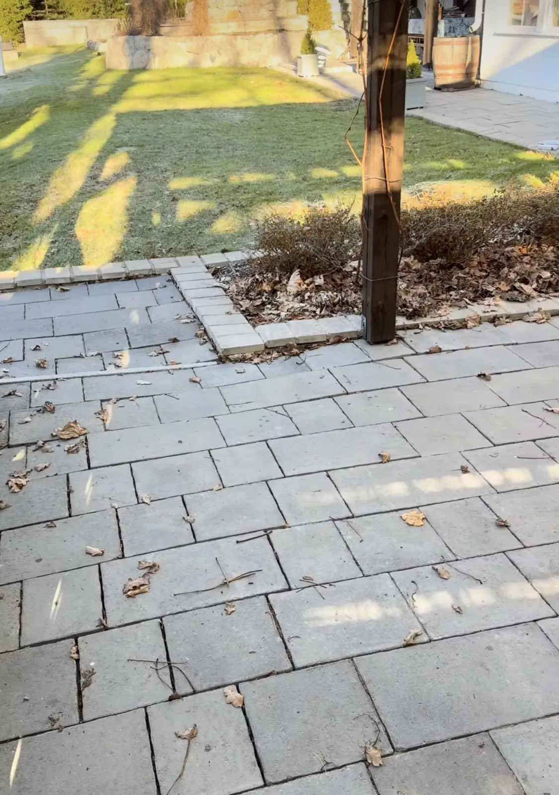 Stenläggning med sättningar och ojämna nivåer vid villa i Österåker