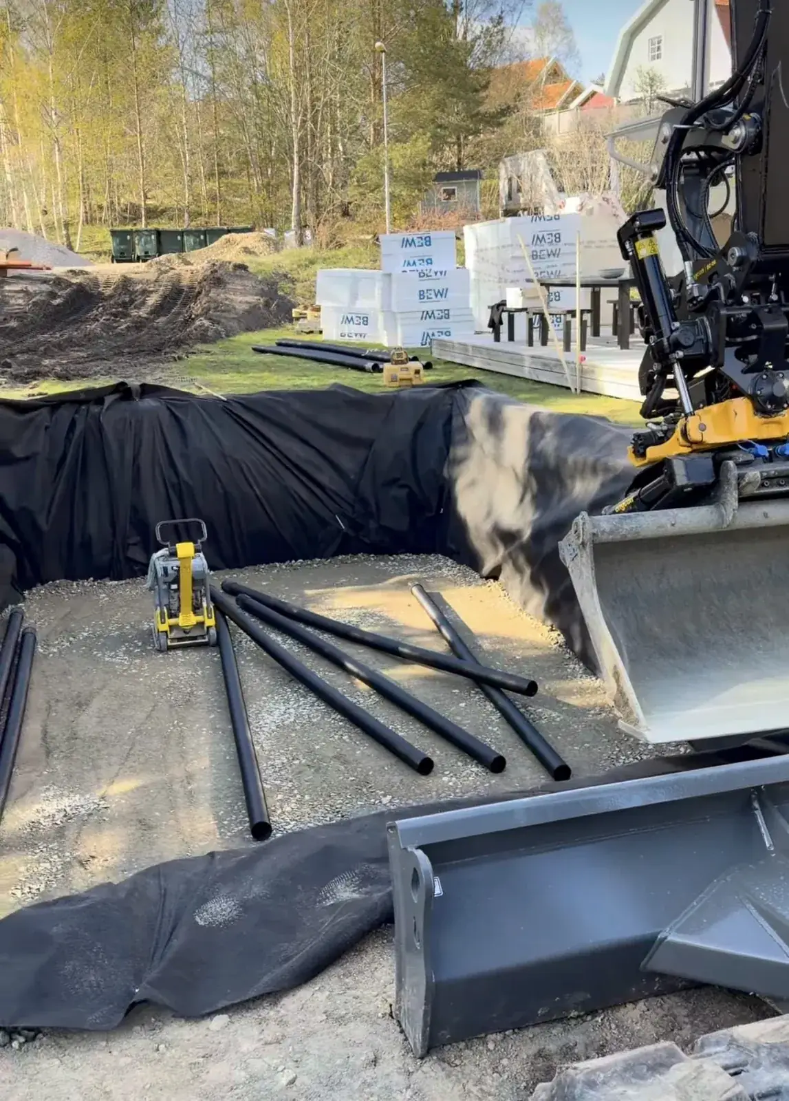 Dränering och rördragning i poolgrunden vid villa i Täby