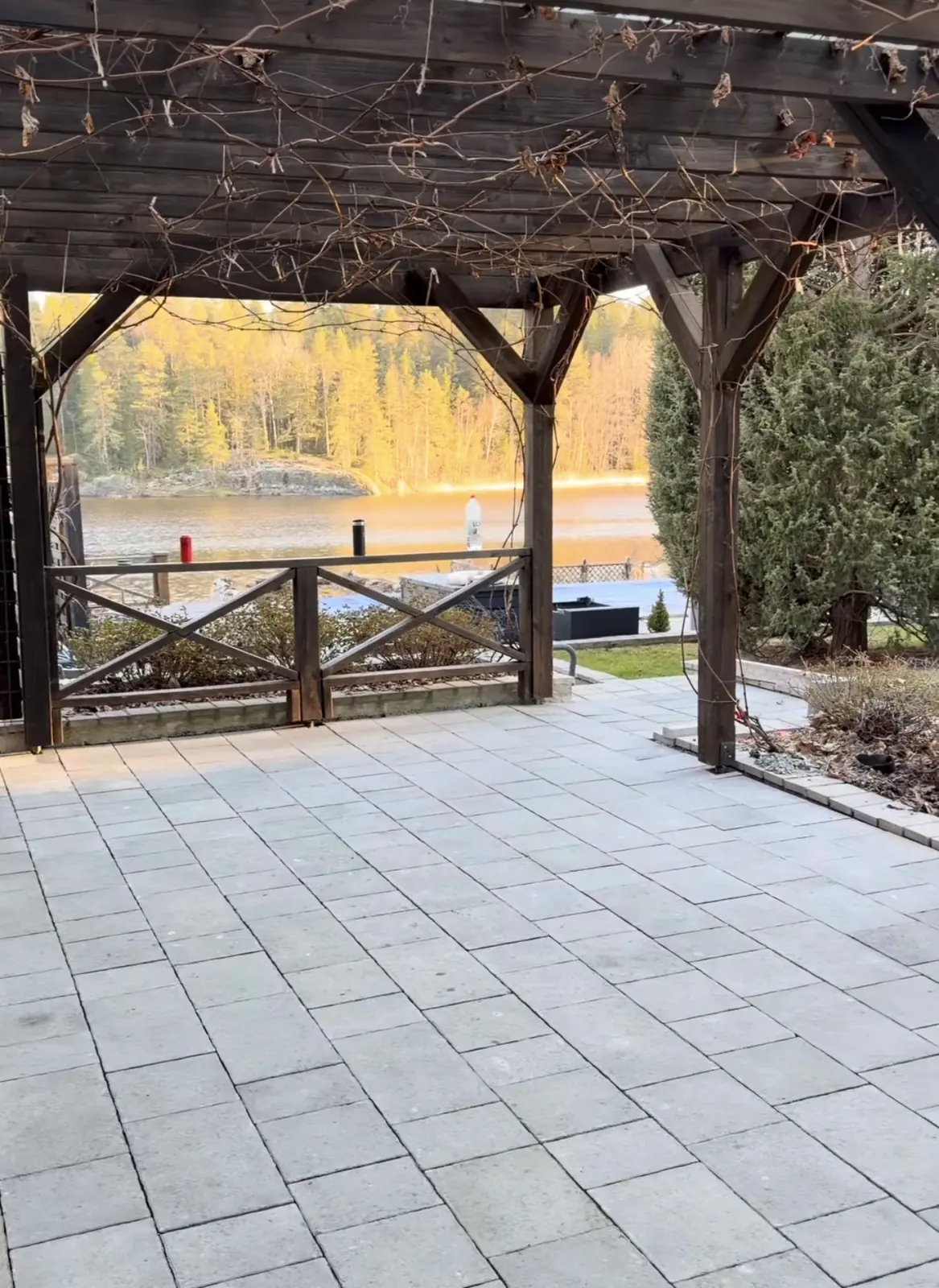 Återställd stenläggning under pergola vid sjötomt i Österåker efter åtgärdade sättningar