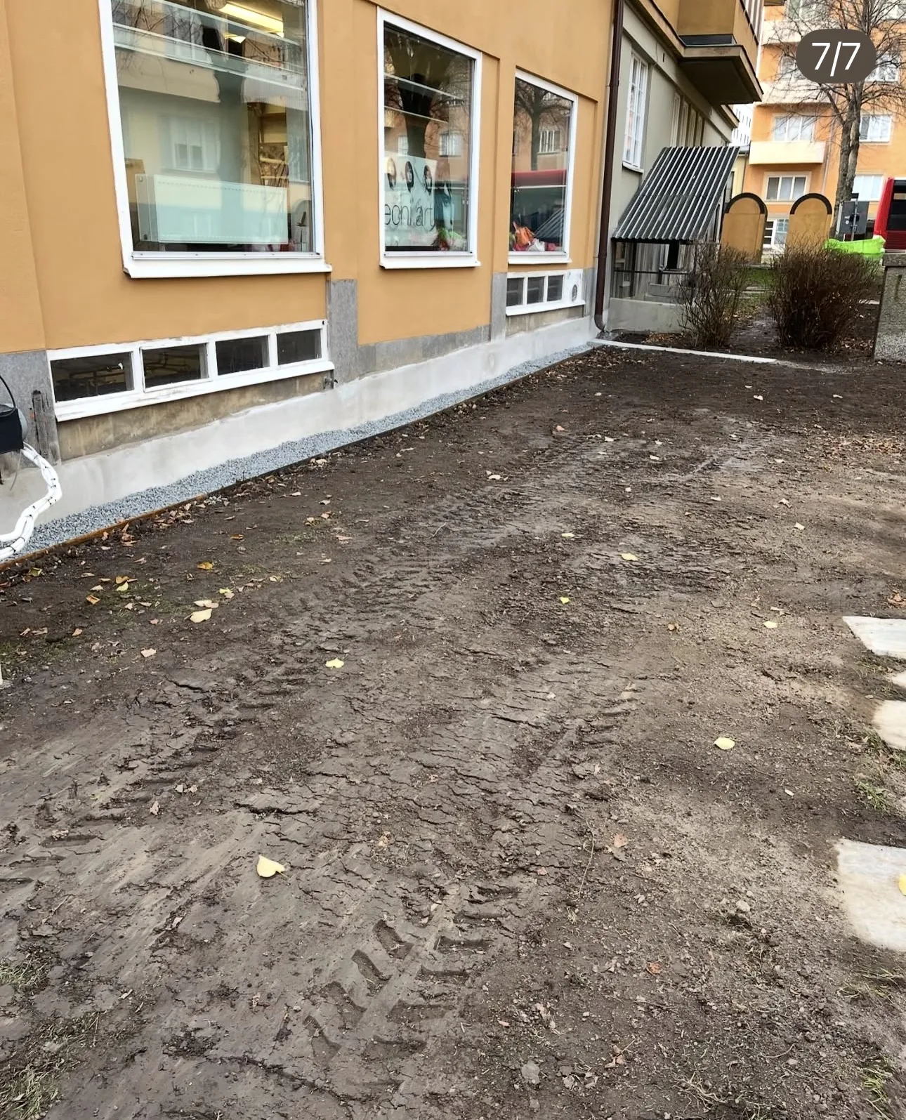 Färdigberedd yta med makadamzon längs fasad vid flerbostadshus i Täby efter markberedning