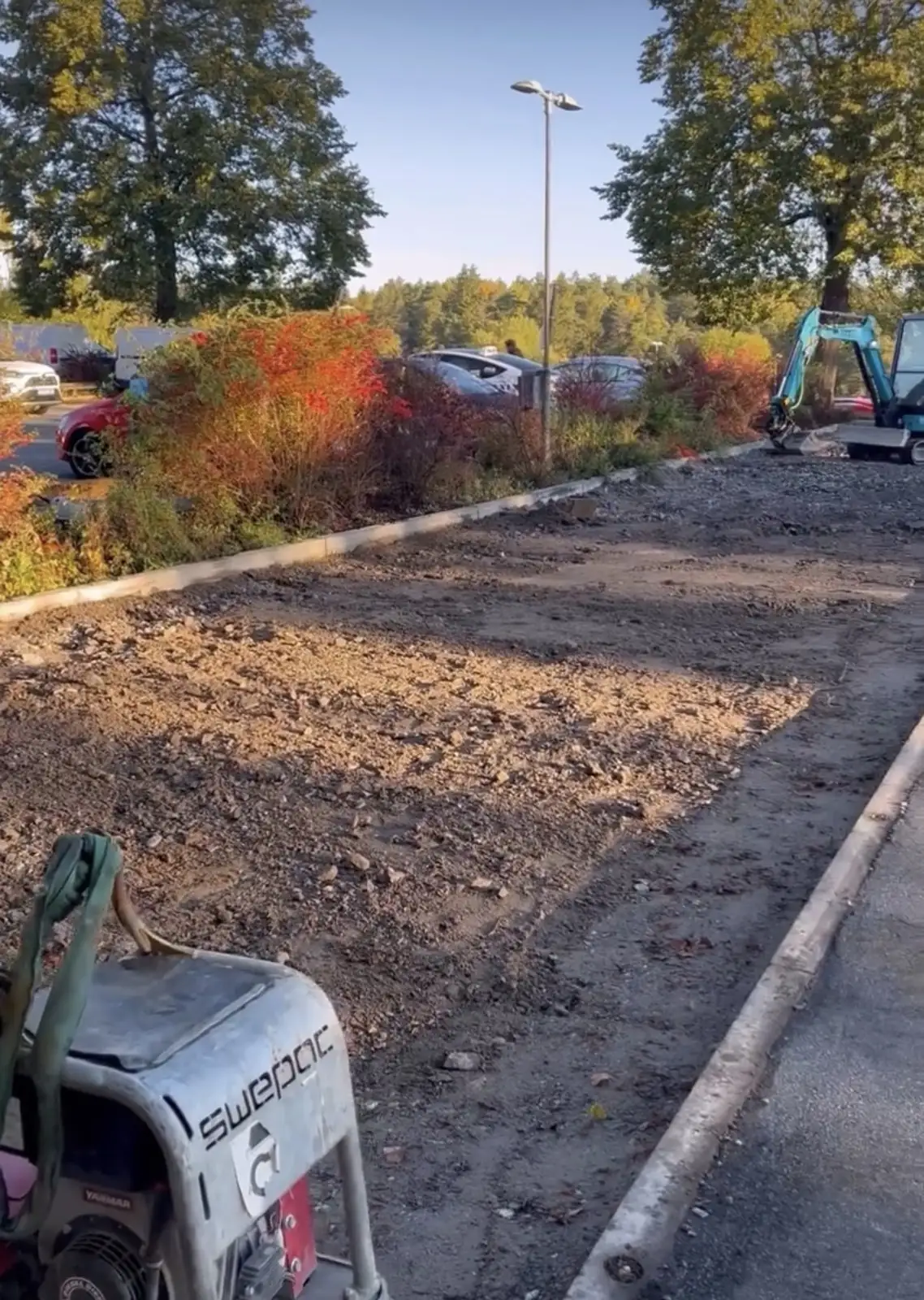 Underarbete och packning av parkeringsyta i Täby med Swepac vibroplatta
