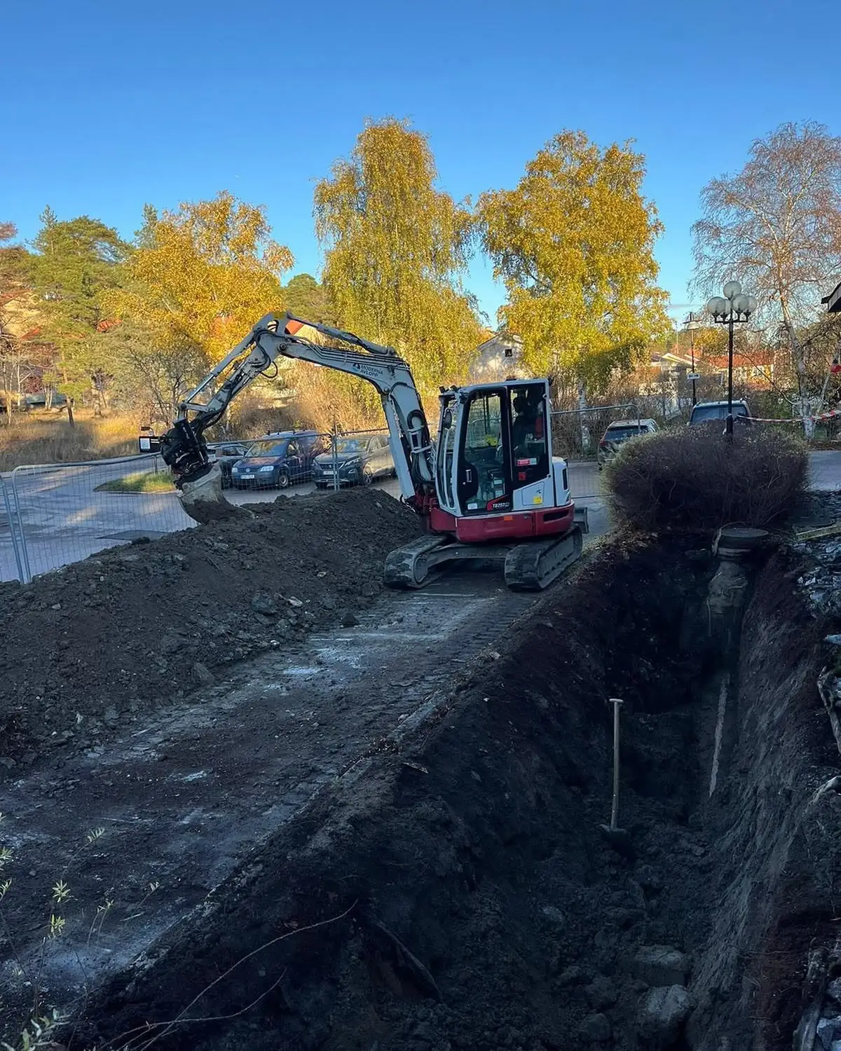 Schaktning runt husgrund inför dräneringsarbete i Stockholm