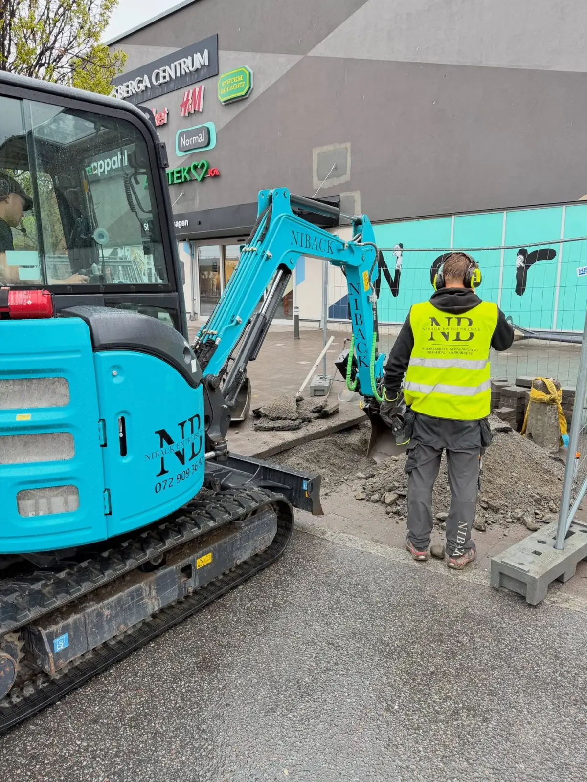 Grävmaskin från Niback Entreprenad utför markarbete i Stockholm