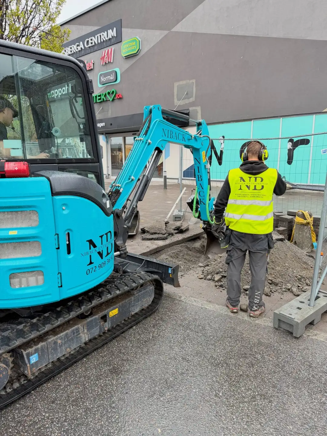 Markarbete i Stockholm — Niback Entreprenad med grävmaskin vid Kungsberga Centrum