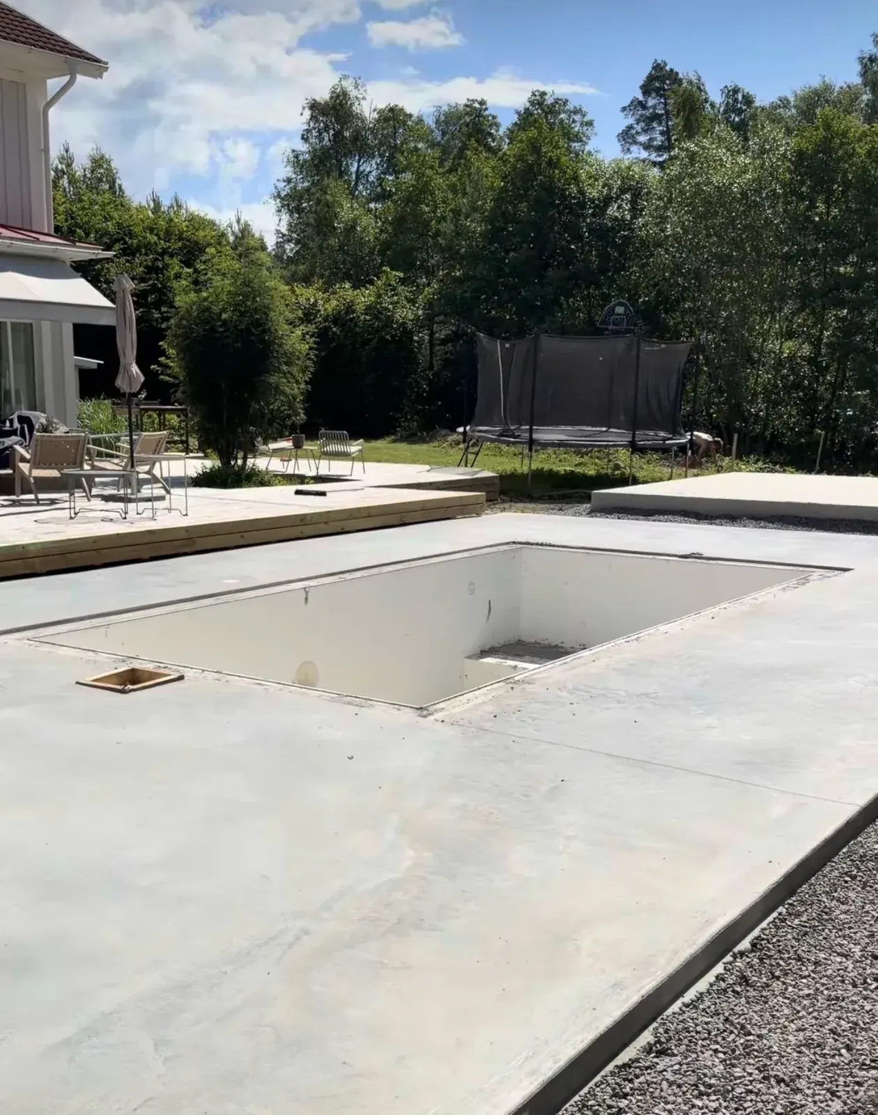 Färdig gjuten poolgrund med betongplatta vid villa i Täby