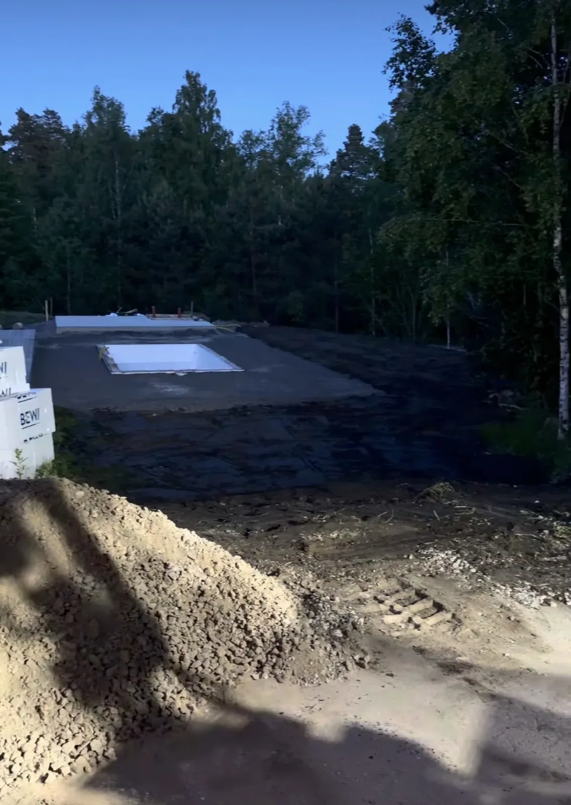 Återfyllnad och markarbete runt den färdiga poolgrunden i Täby