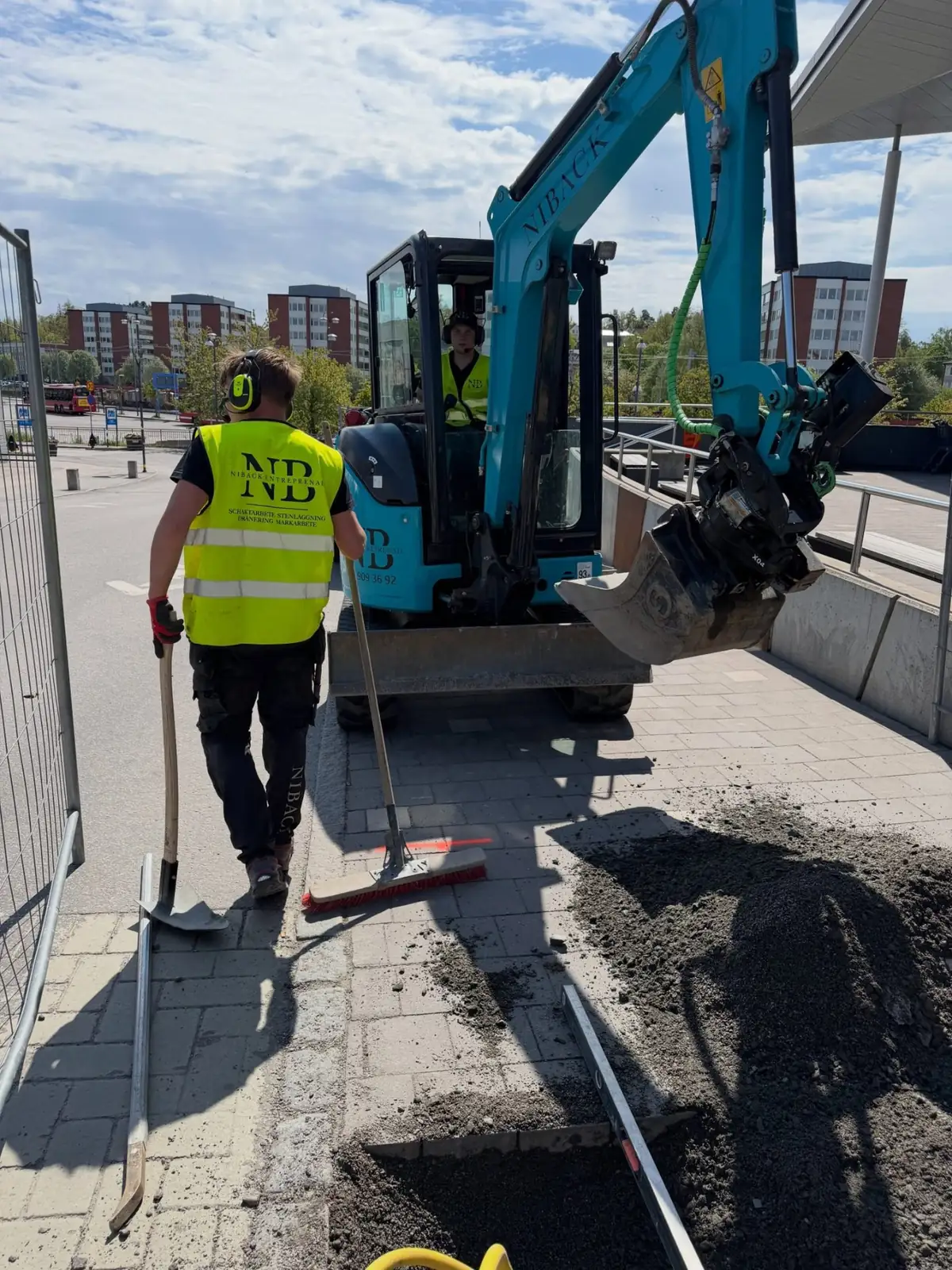 Markentreprenad med grävmaskin och arbetslag i Stockholm