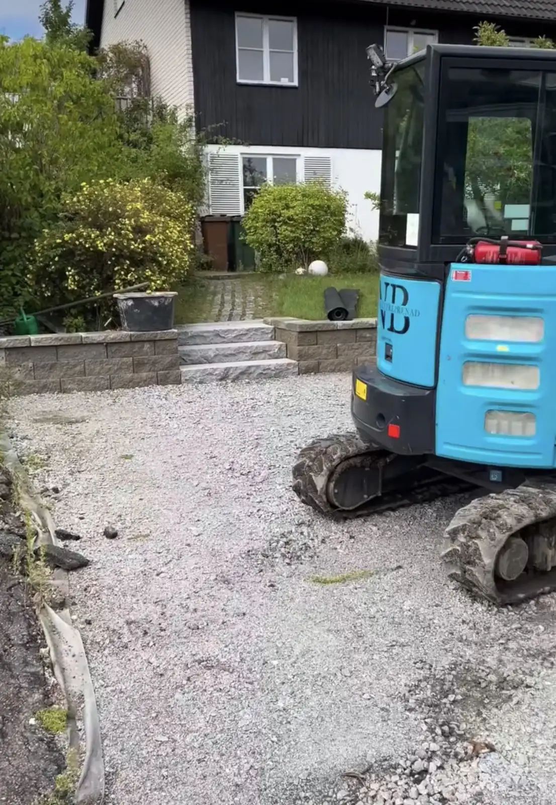 Grävmaskin från Niback Entreprenad vid uppfart i Täby under schakt