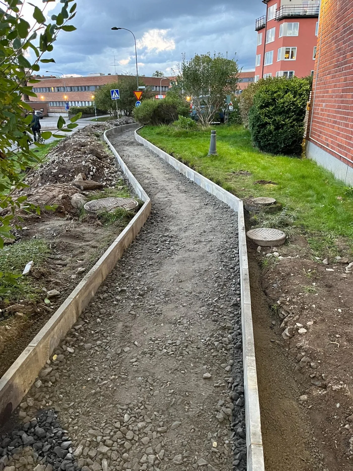Underarbete för gångbana och innergård vid flerbostadshus i Stockholmsområdet