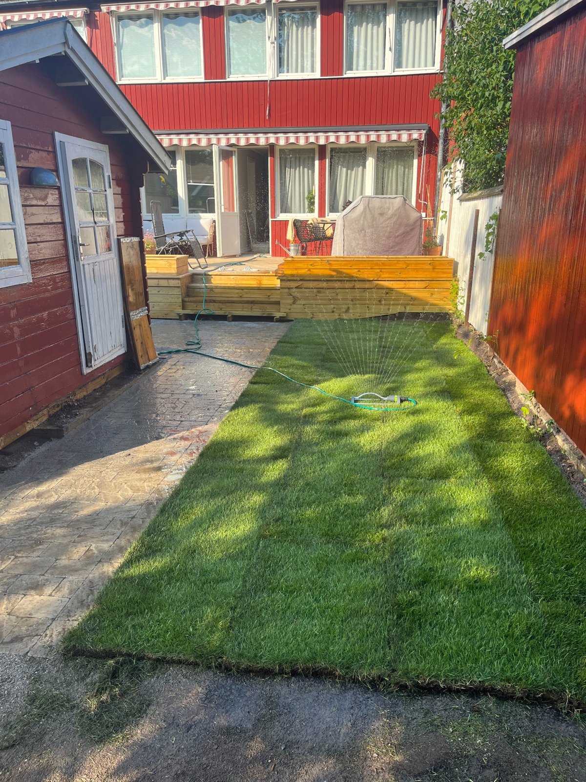 Färdig utrullad gräsmatta vid villa i Åkersberga efter tomtfinish
