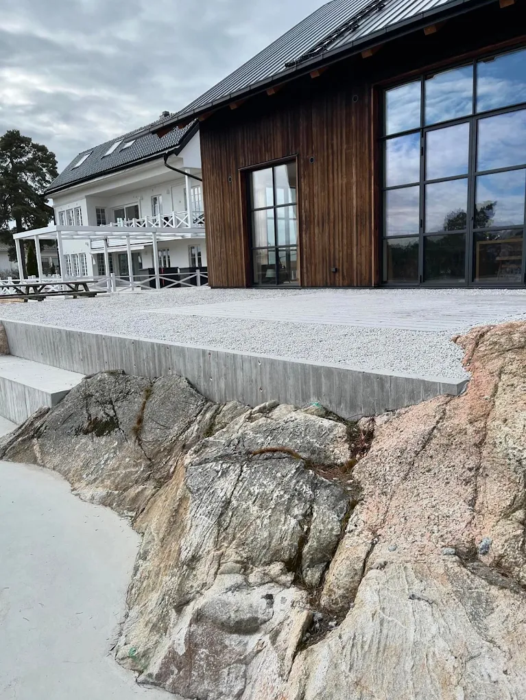 Markarbete vid villa på Lidingö med berg och ljus grusyta