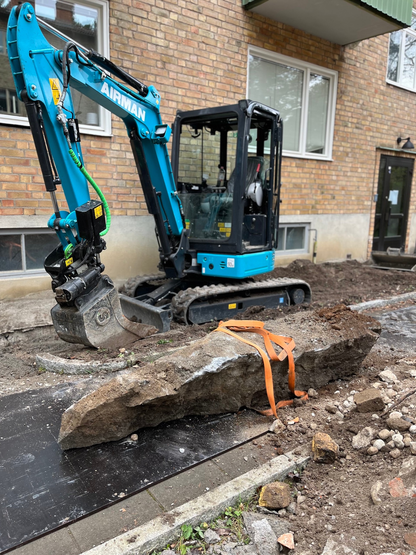 Grävmaskin utför schakt och markarbete vid villa på Lidingö