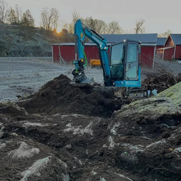 Schaktarbete med grävmaskin i Täby