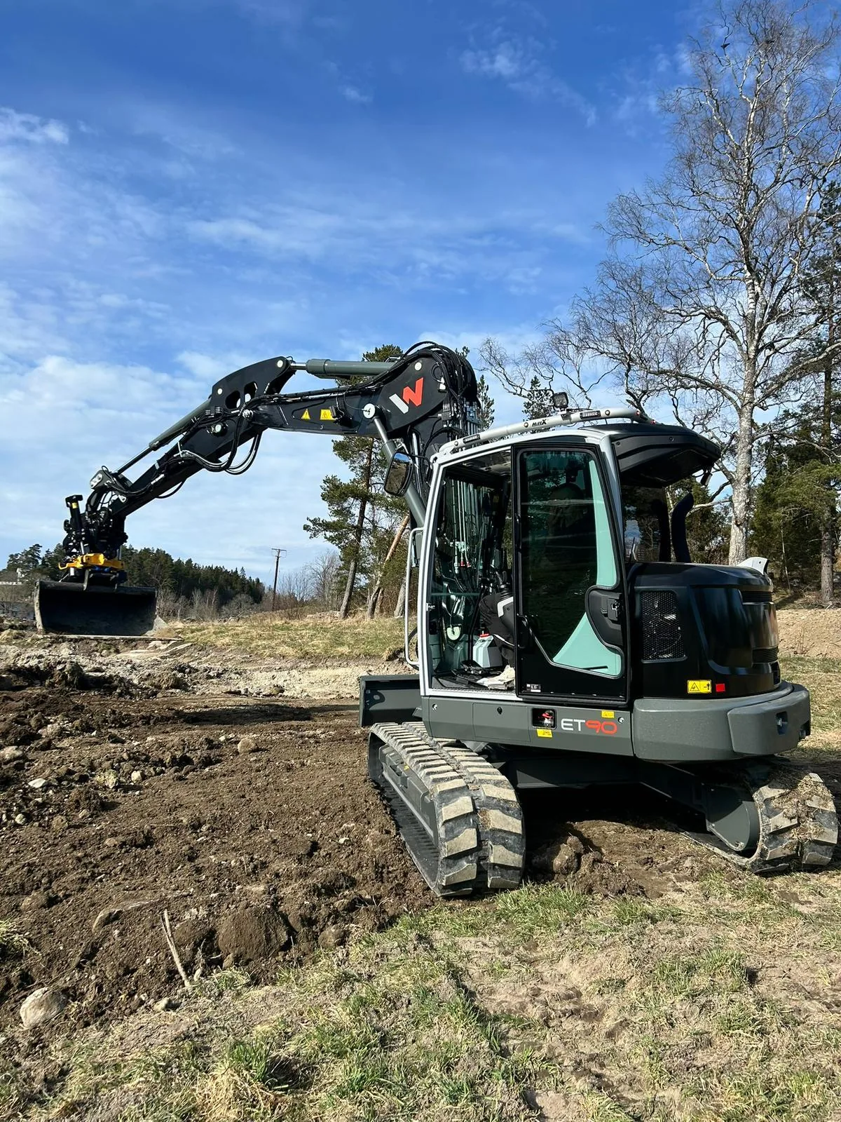 Grävmaskin vid markarbete och tomtplanering
