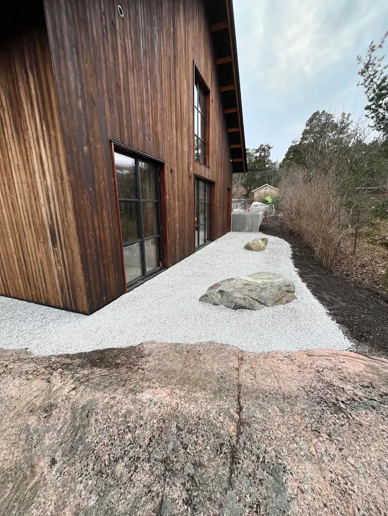 Färdig grusyta efter tomtplanering vid villa i Vallentuna